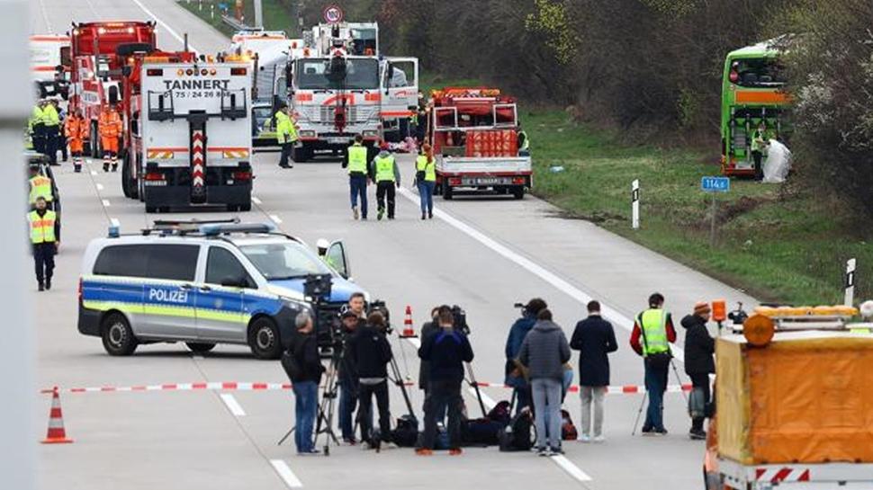 Almanya'da otobs devrildi: 4 l, 20'den fazla yaral