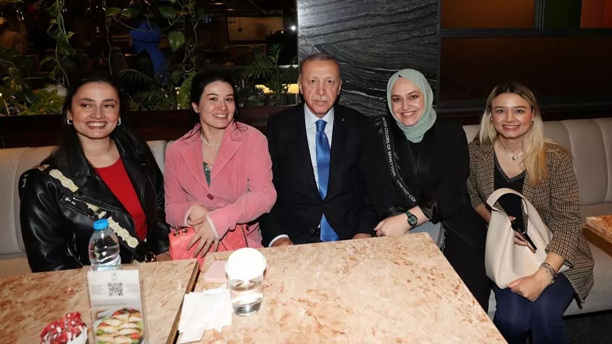 Bakan Erdoan Ankara'da bir kafede vatandalarla sohbet etti