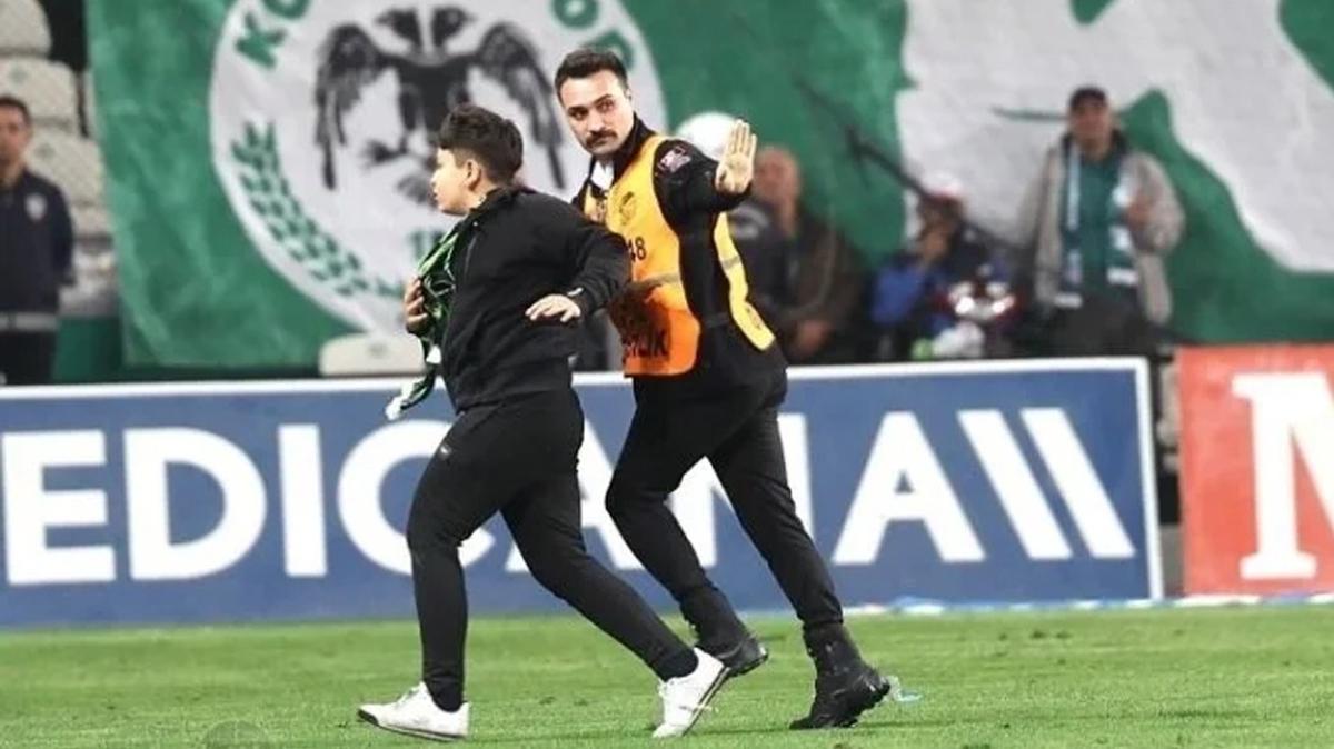 Konyaspor - Trabzonspor manda bir taraftar sahaya girdi