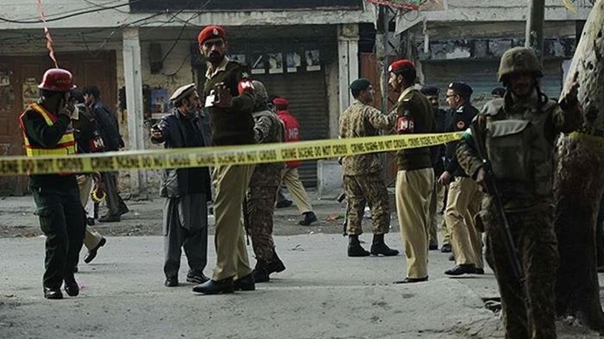 Pakistan'da camiye el bombal  saldr... Bir polis yaamn yitirdi