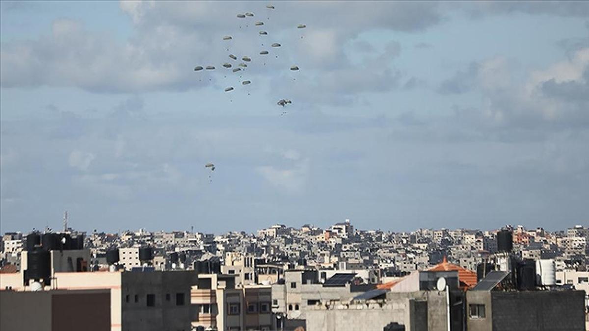 Gazze'ye insani yardmlar havadan ulatrld