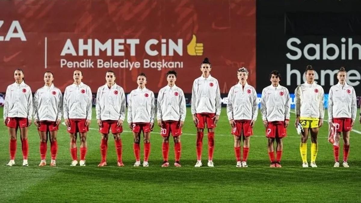 A Milli Kadn Futbol Takm, Macaristan' 2 golle geti