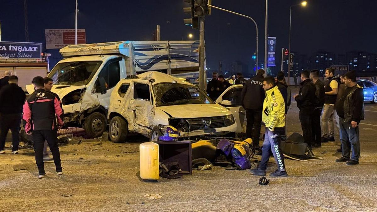 Diyarbakr'da 2 otomobil kafa kafaya arpt: 9 yaral