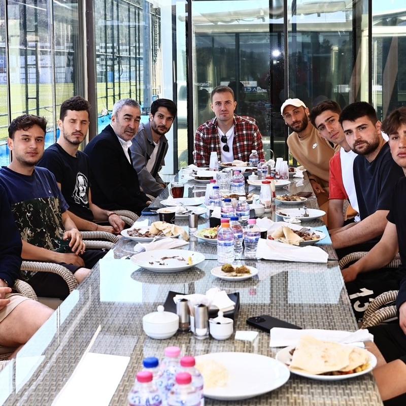 Beikta'ta Samet Aybaba, futbolcularla bir araya geldi