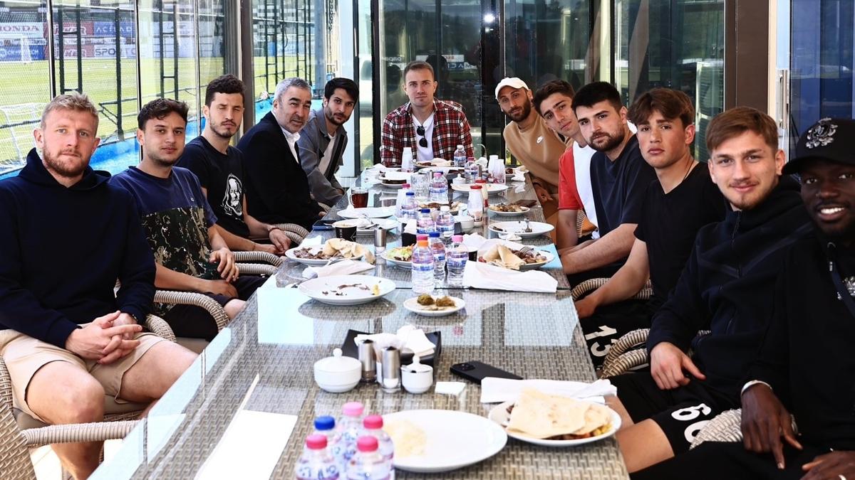Beikta'ta Samet Aybaba, futbolcularla bir araya geldi
