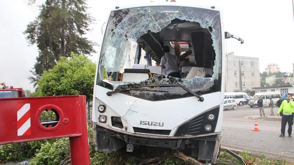 Antalya'da otel servis aracı devrildi: 19 yaralı
