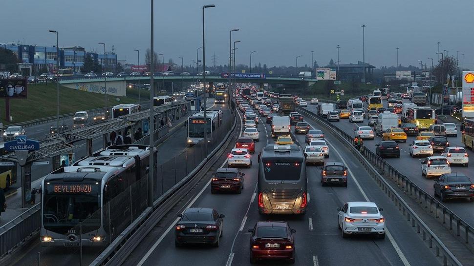 Değişmeyen manzara: İstanbul trafiğine sağanak etkisi... Sürücüler ilerlemekte zorlandı
