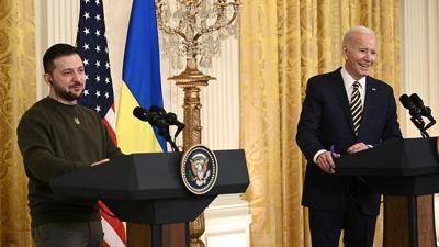 Zelenski, Biden ile Ukrayna iin salanacak savunma paketini grt