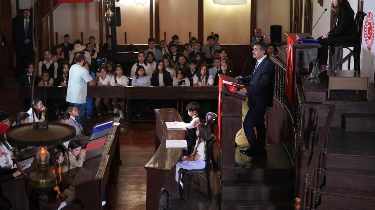 Bakan Tekin, bu yl ilk kez dzenlenen '23 Nisan zel Oturumu' etkinliine katld