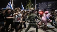 Tel Aviv ate topu: Esirlerin aileleri ve destekileri sokaa indi