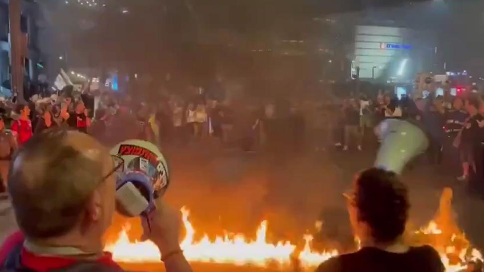 Tel Aviv ateş topu: Esirlerin aileleri ve destekçileri sokağa indi