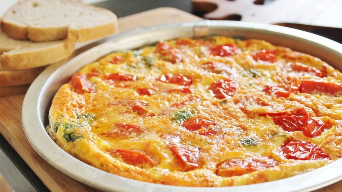 Bir kez tadna bakana tam not aldran kahvaltlk! Domatesli omlet tarifi