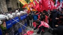 1 Mays provokatrleri polise saldrmt: 52 kiiye tutuklanma talebi