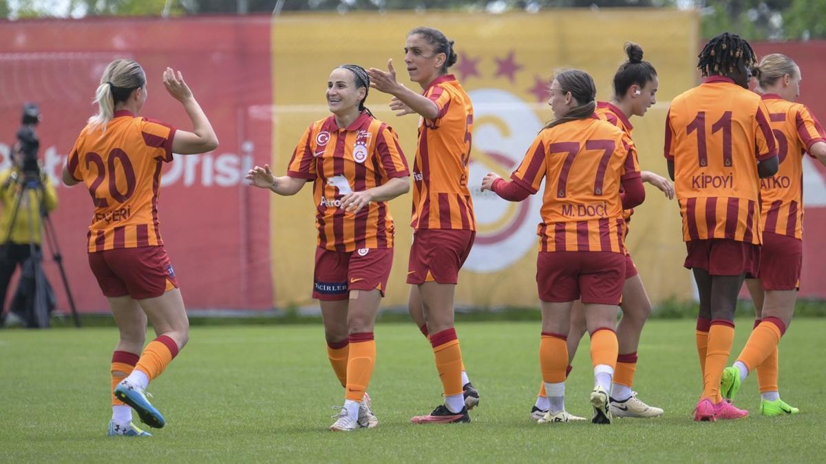 Florya%E2%80%99da+may%C4%B1s+co%C5%9Fkusu%21;+Kad%C4%B1n+futbolunda+%C5%9Fampiyon+Galatasaray