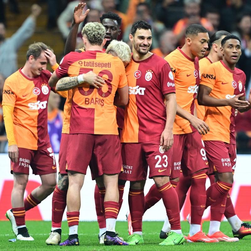 Galatasaray'dan Fenerbahe'nin puan kayb sonras paylam!
