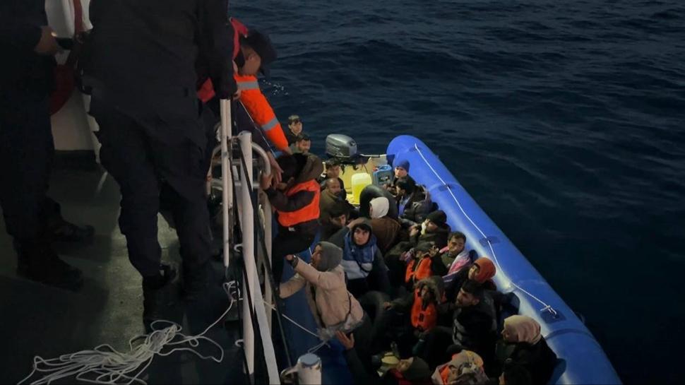 Balıkesir açıklarında 23 düzensiz göçmen yakalandı