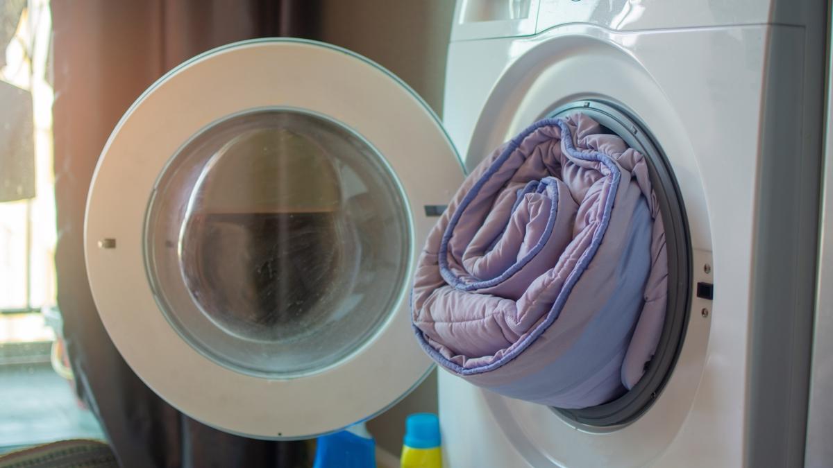Çamaşır makinesine sığmayan yorgana çözüm: Çöp poşeti
