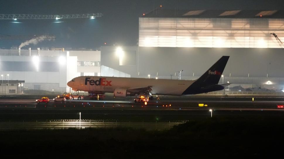 İstanbul Havalimanı'nda gövde üzerine iniş yapan uçak kaldırıldı