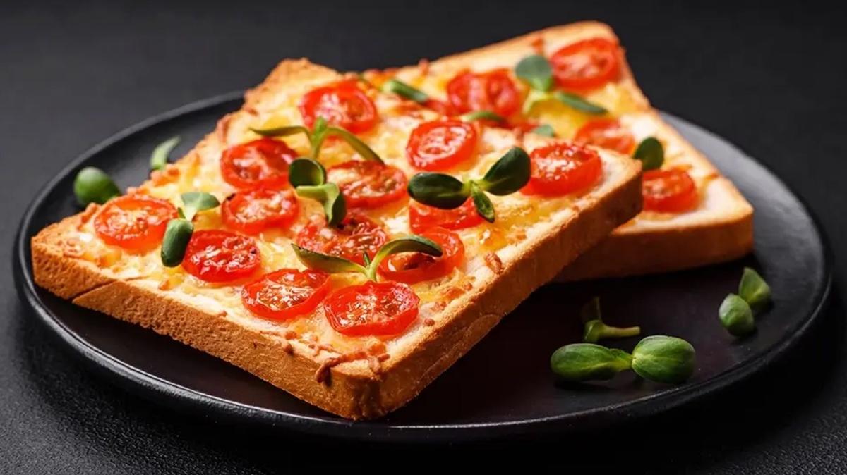 En hzl kahvaltlk: Tost ekmeinde pizza tarifi!