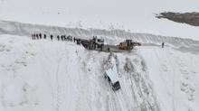 Van'da yaanan  sonucu 22 Aralk'tan bu yana kar altna olan minibs kurtarld