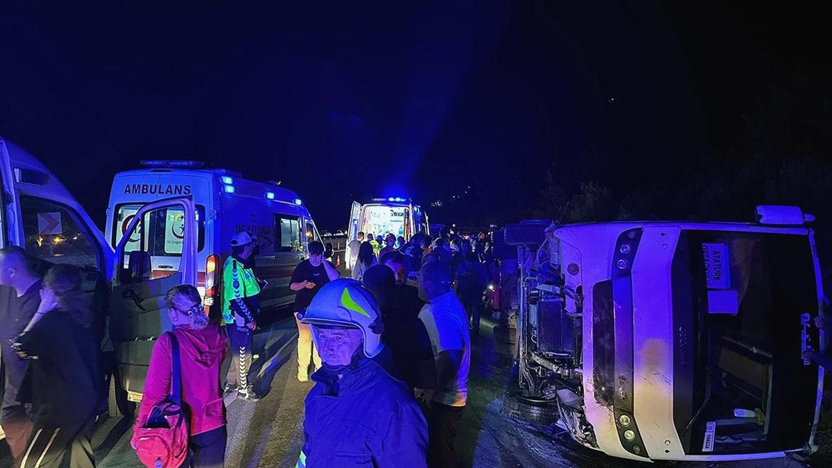 Mula'da rencileri tayan otobs arampole devrildi: 25 kii yaraland