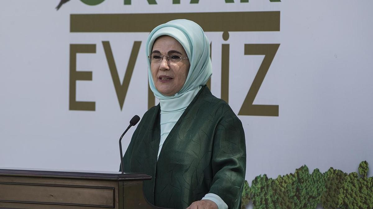 Emine Erdoan, Tekirda'da okul bahesinde ilek yetitiren rencileri tebrik etti