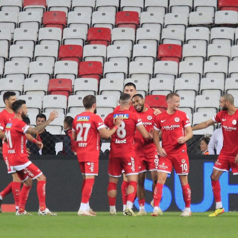 Antalyaspor, evinde Adana Demirspor engelini 2 golle geti