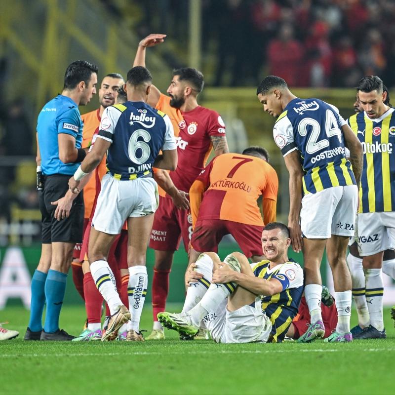 Galatasaray-Fenerbahe derbilerinde kartlar havada uuuyor