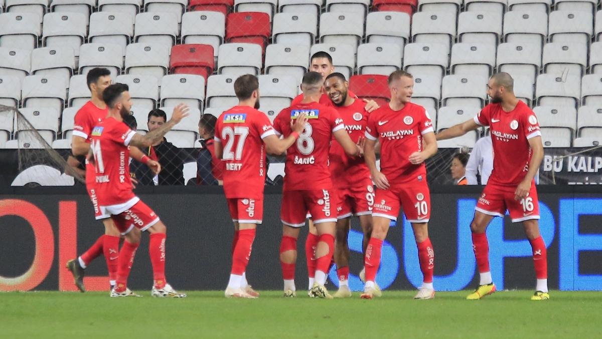 Antalyaspor, evinde Adana Demirspor engelini 2 golle geti