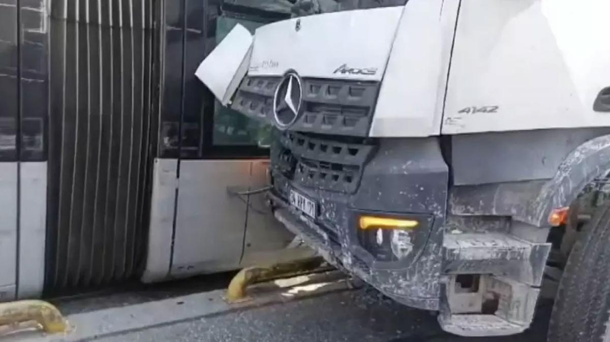 Zeytinburnu'nda tramvay beton mikseriyle arpt! Seferler aksad