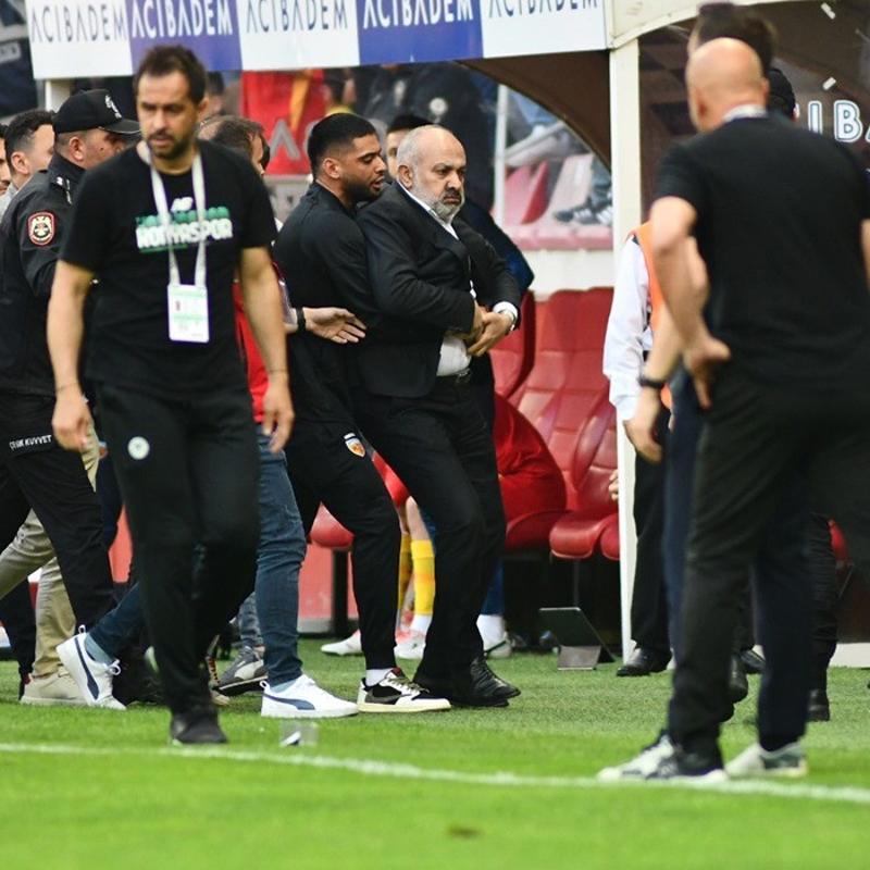 Krmz kart sonras byk tepki! Kayserispor Bakan Ali aml sahaya girdi