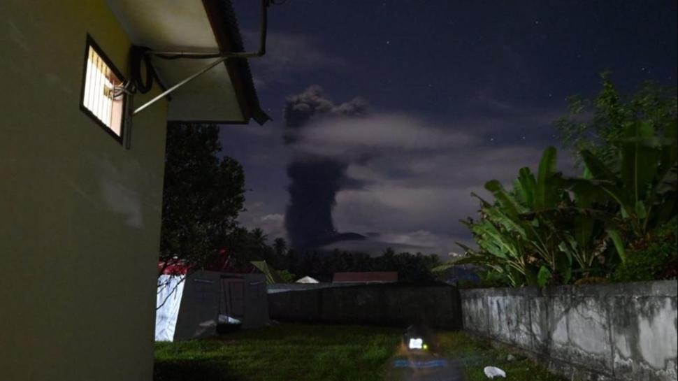 Endonezya'da yanardağda patlama: 7 kasaba tahliye edildi
