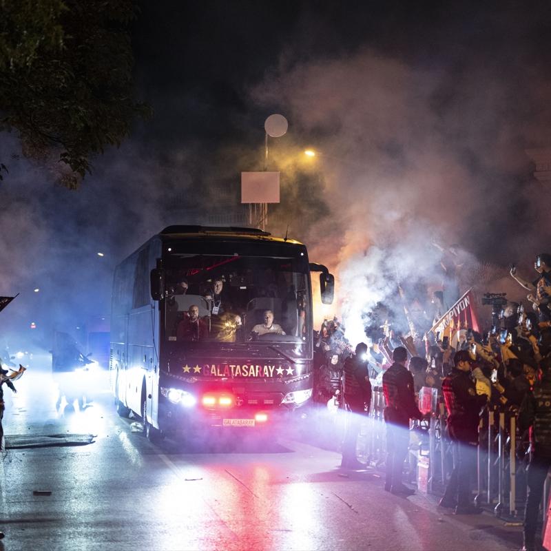 Galatasaray taraftar derbi sonras takmlarn Florya'da karlad