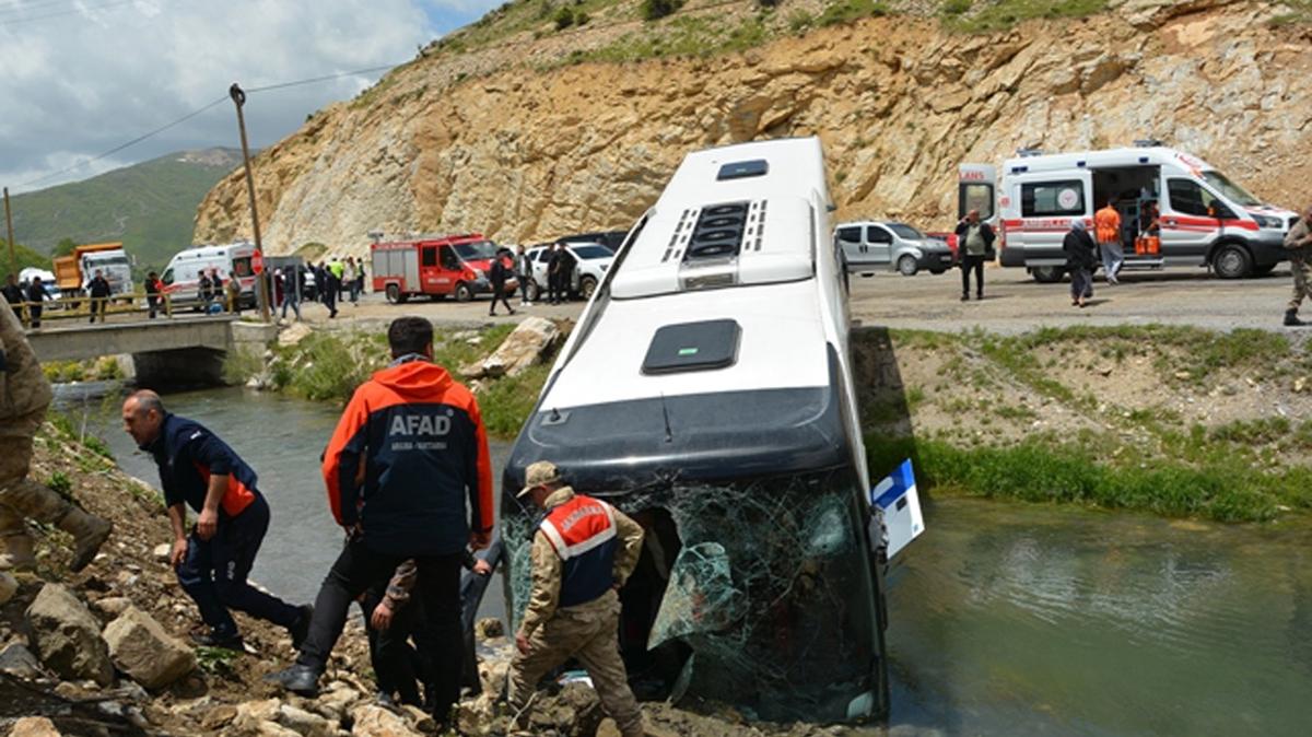 Kontrolden kan yolcu otobs dereye utu! Yarallar var...