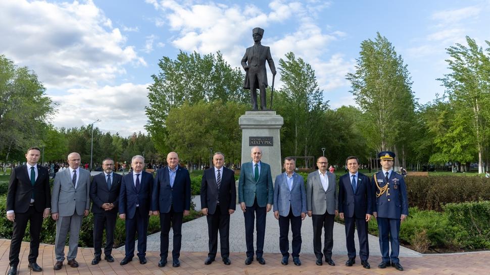 TBMM Başkanı Kurtulmuş'tan Astana'daki Atatürk Anıtı'na ziyaret