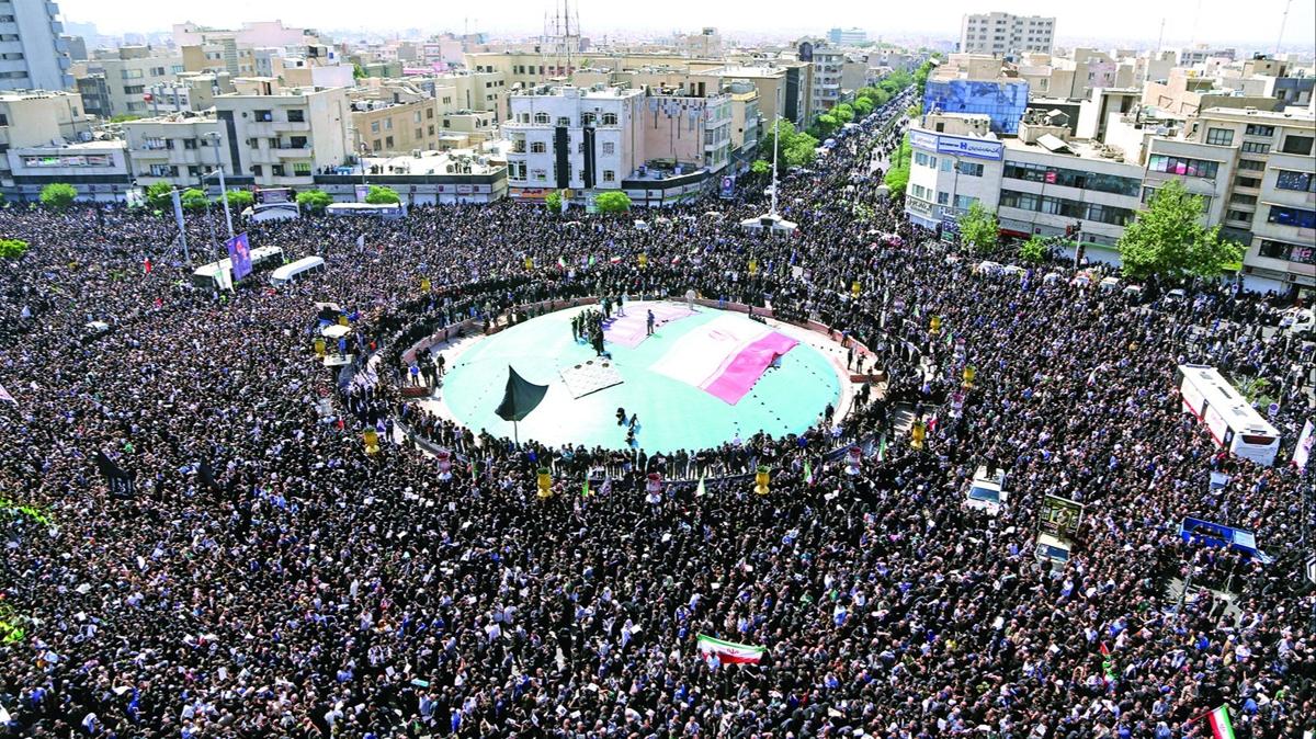 Tahran'da Reisi'yi yz binler uurlad