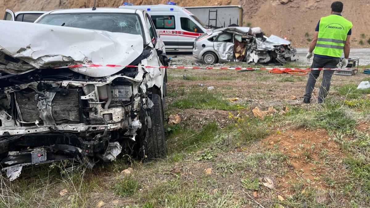 Sivas'ta feci kaza: 2 kii hayatn kaybetti
