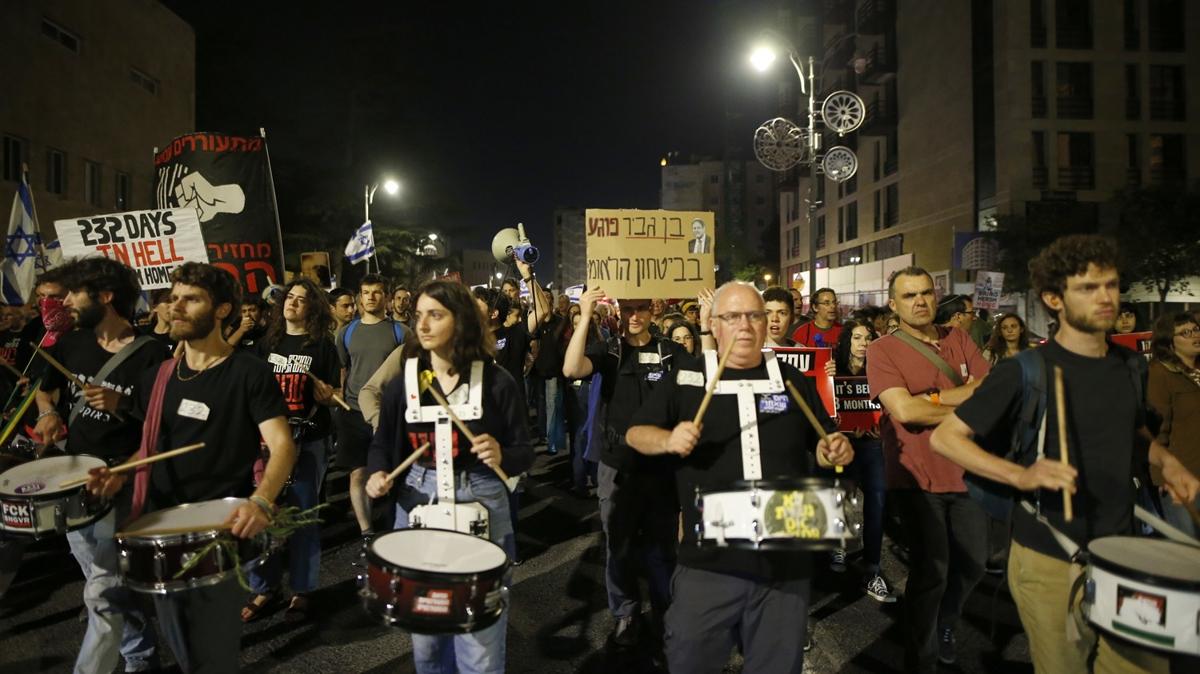 srail polisi, "Netanyahu istifa" seslerini bastrmaya alyor!