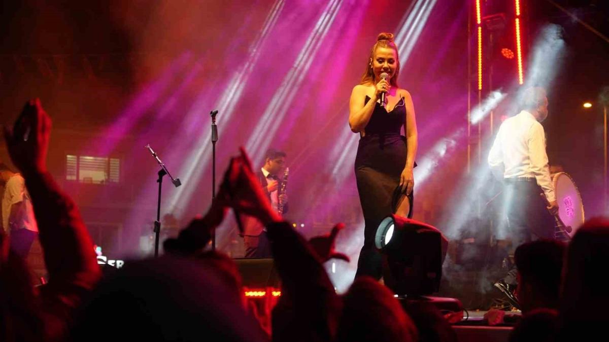 Lara konserinde izdiham! Binlerce kii akn etti