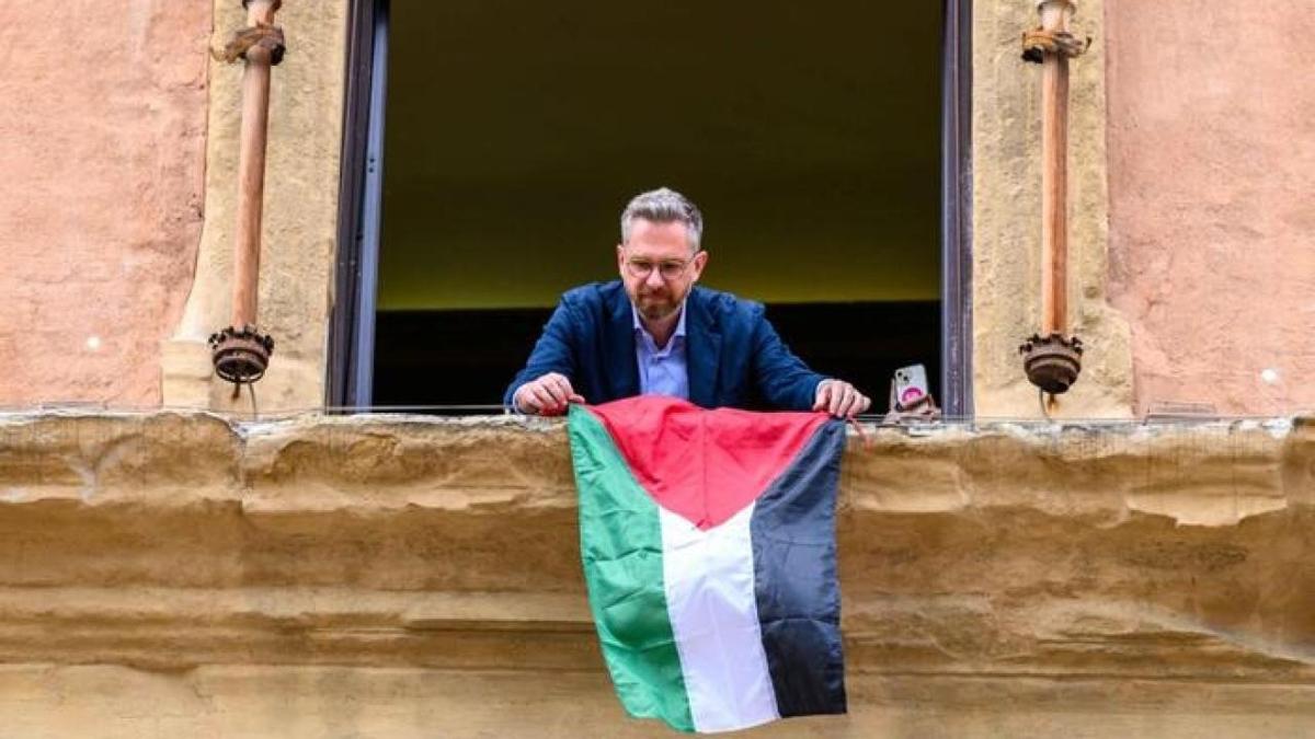 talya'da Bologna Belediye Bakan, belediyeye Filistin bayra ast