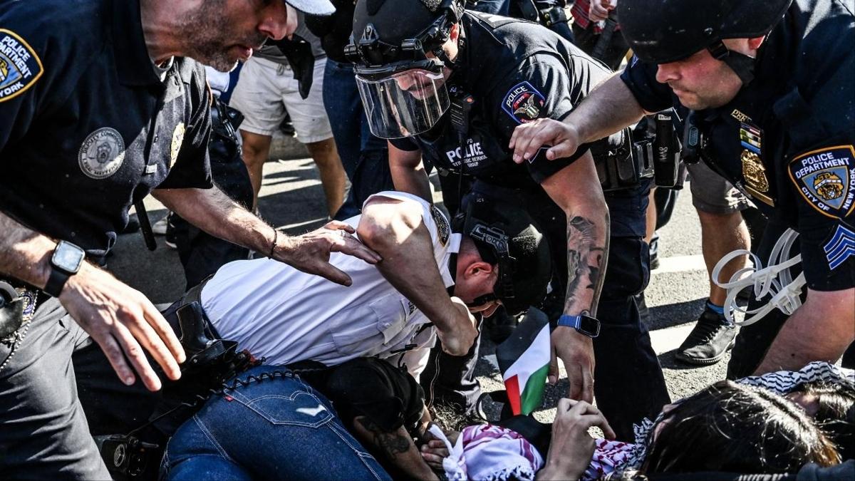 New York'taki Filistin'e destek gsterilerinde AA muhabirine polisten sert mdahaleye AK Parti'den sert tepki