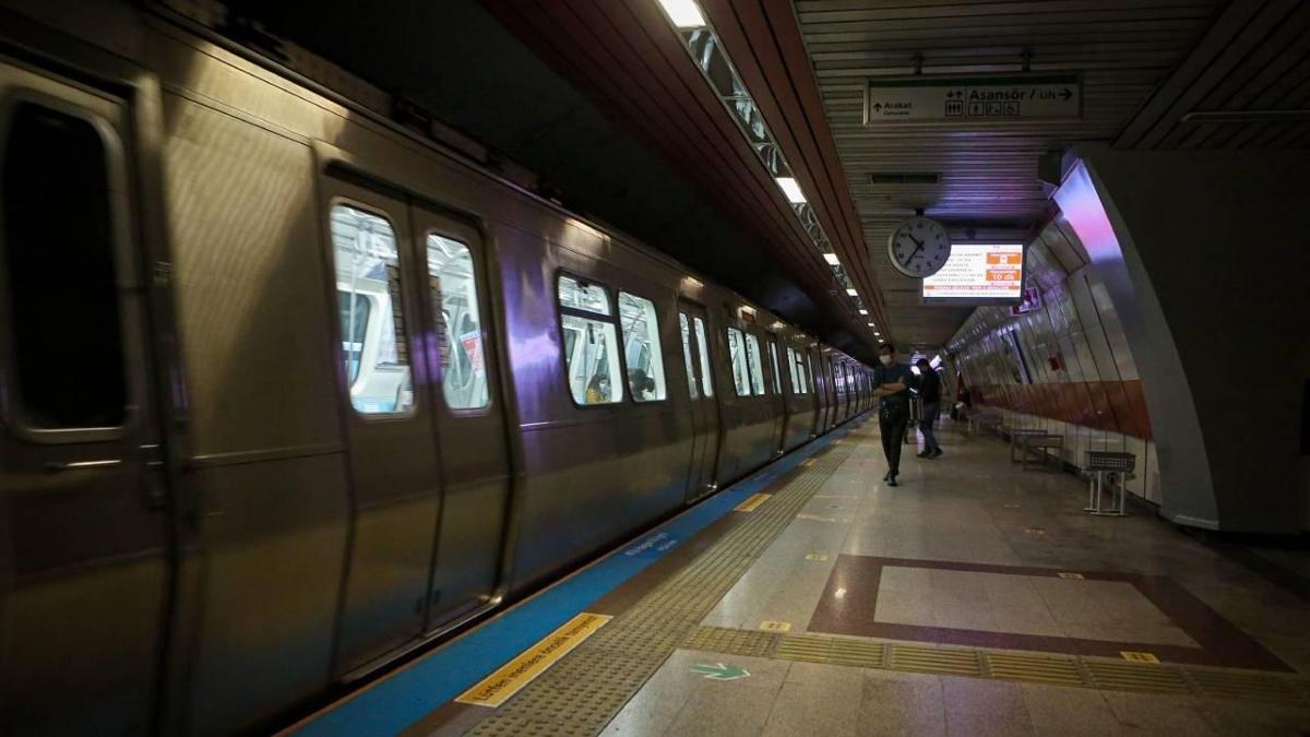 stanbul'da iki metro hattnda arza yaand