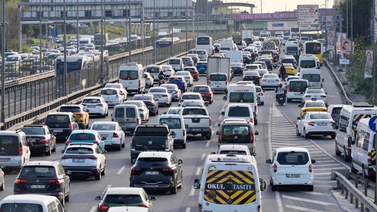 stanbul trafiinde younluk olutu... Aralar glkle ilerledi