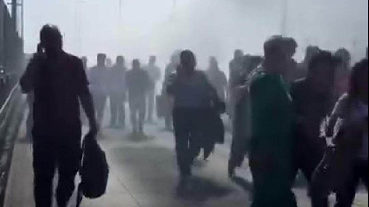 stanbul'da metrobste yangn panii! Yolcular tahliye edildi