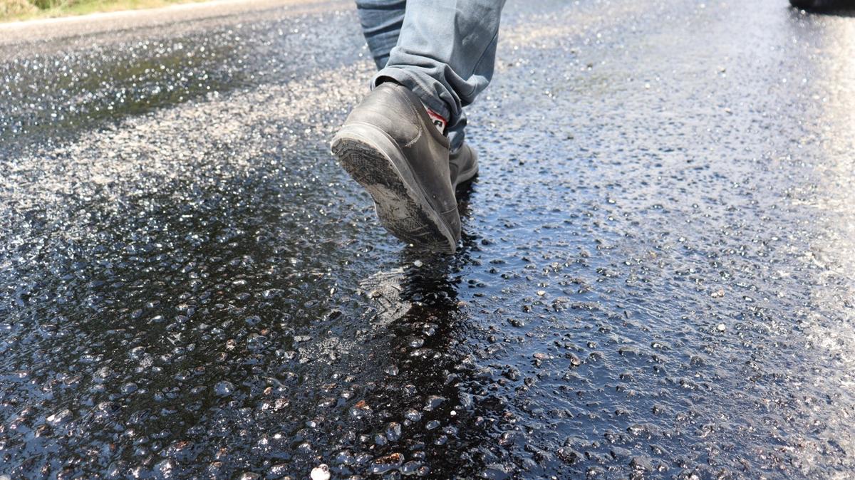 Hava scakl 41 dereceye ulat: Asfalt eridi