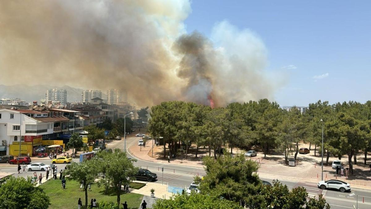Antalya'da iki ayr orman yangn