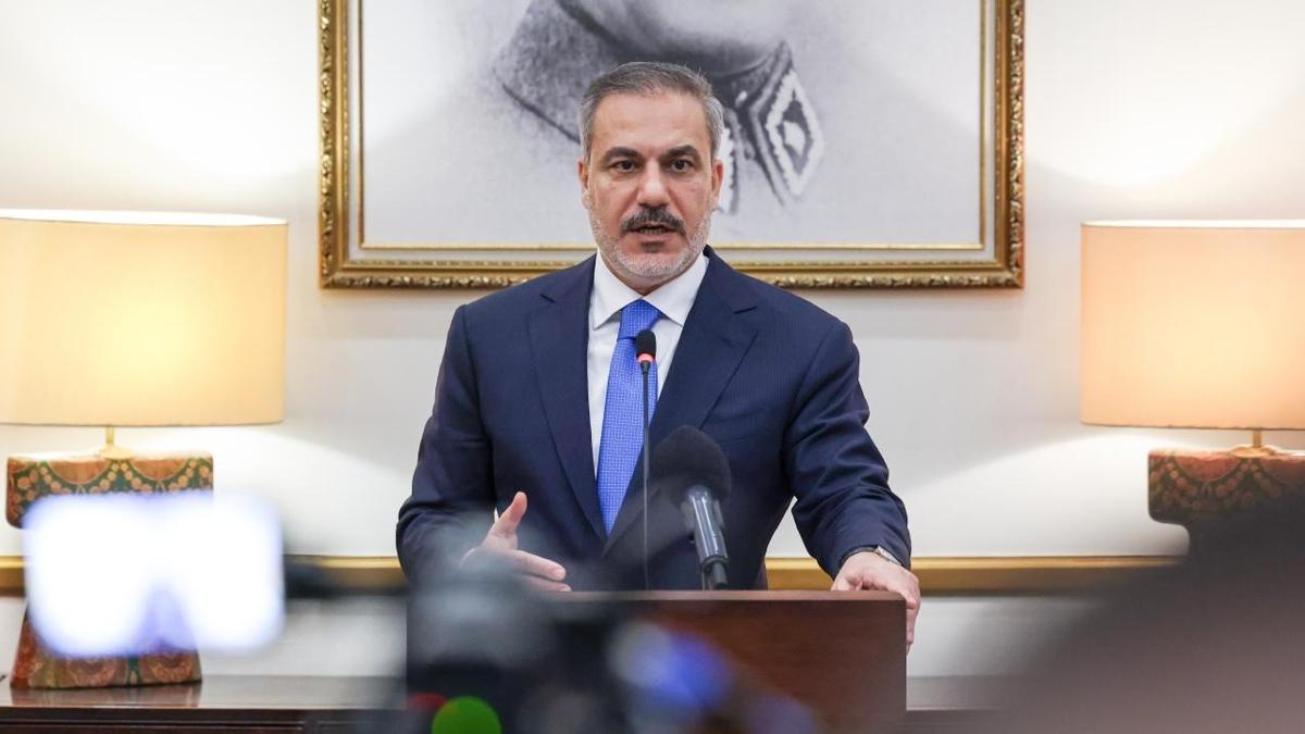 Bakan Fidan, Urumi ve Kagar ziyaretinde yal bir kadnla sohbet etti