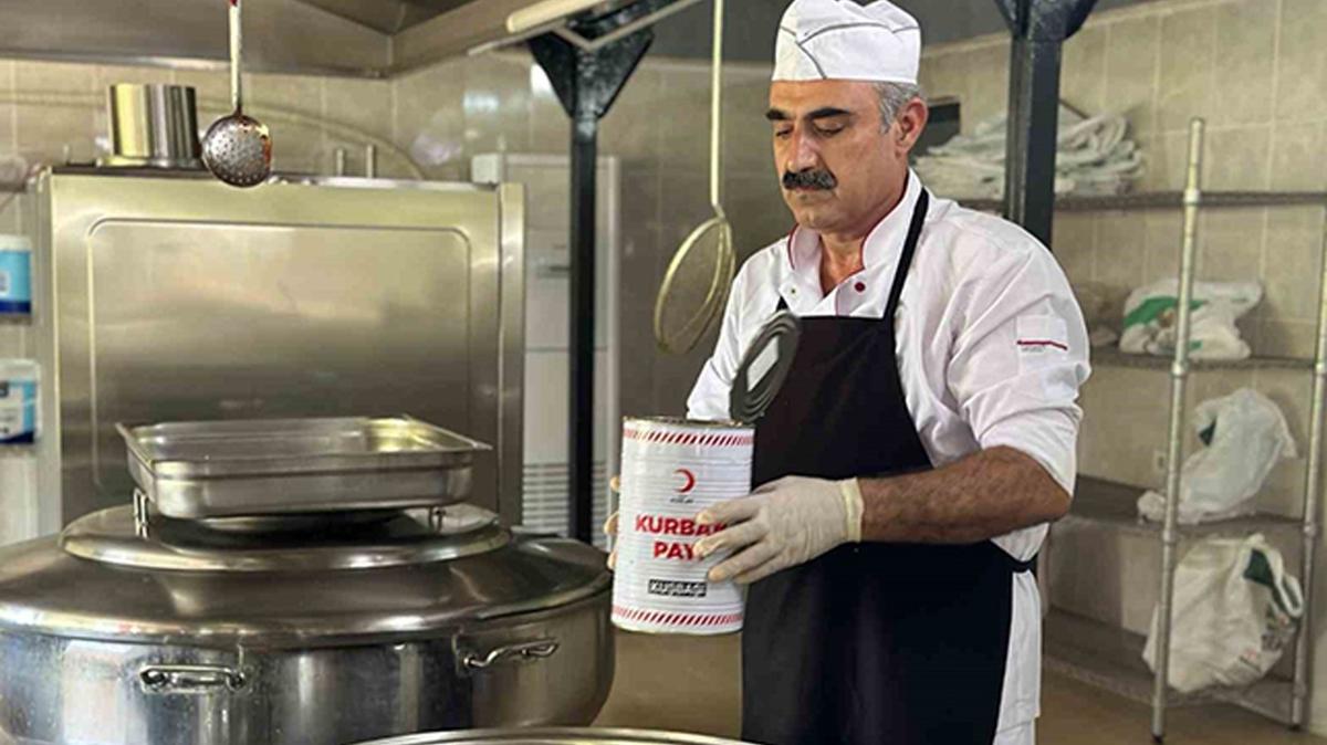 Trk Kzlay, Trkiye'de kestii kurban etinden kalan ksm gnde 50 bin kiiye yemekle ulatryor