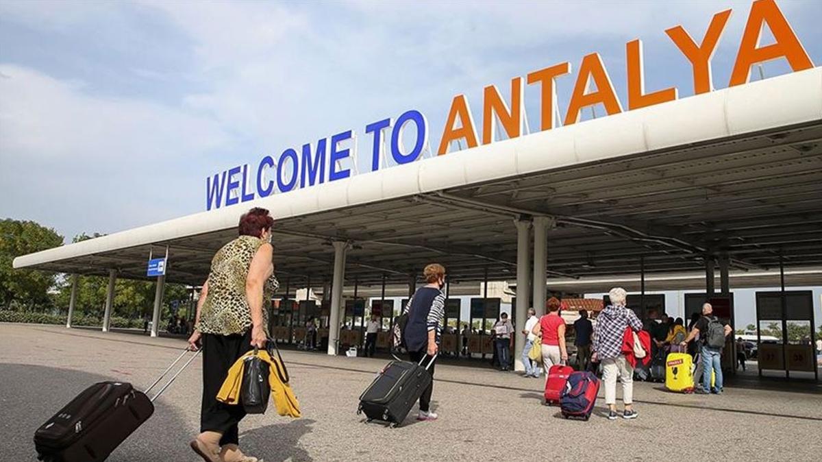 Antalya'da arife gn younluu... Dakikada bir uak indi!