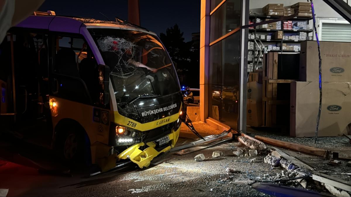 Bursa'da otomobil ile minibs arpt: 12 yaral